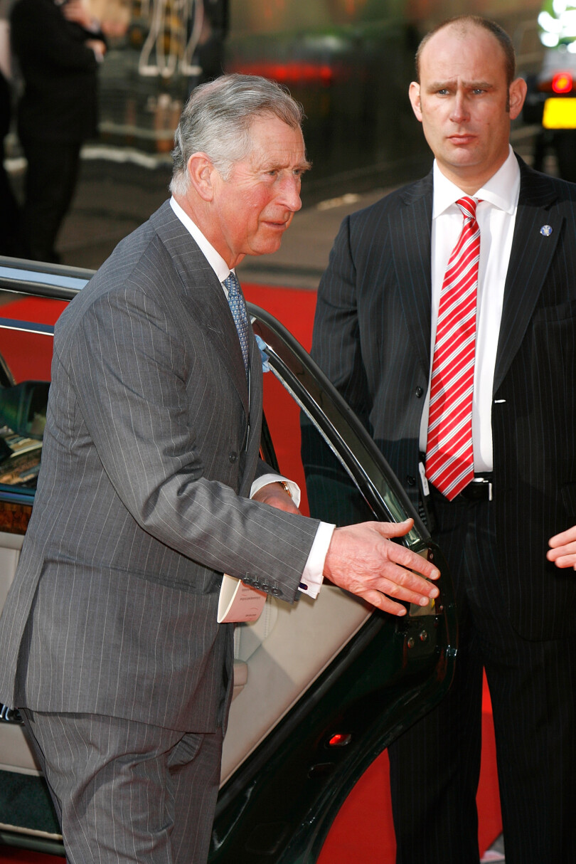 Simon Morgan veille sur Charles III - alors prince de Galles - à son arrivée aux Prince's Trust and L'Oreal Paris Success Awards à Leicester Square, le 23 mars 2011.